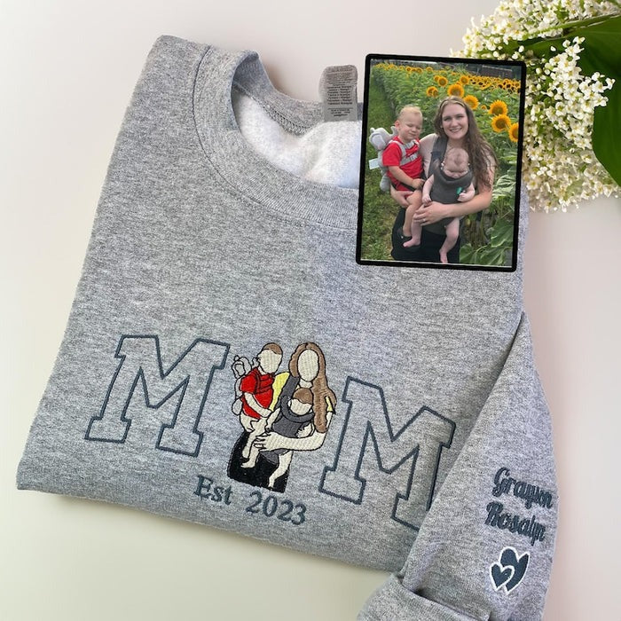 Benutzerdefiniertes Mama-Sweatshirt mit bestickten Ärmeln und Kindernamen HCMD0265 