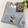 Benutzerdefiniertes Mama-Sweatshirt mit bestickten Ärmeln und Kindernamen HCMD0265 