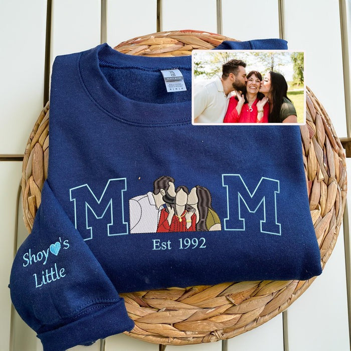 Benutzerdefiniertes Mama-Sweatshirt mit bestickten Ärmeln und Kindernamen HCMD0265 