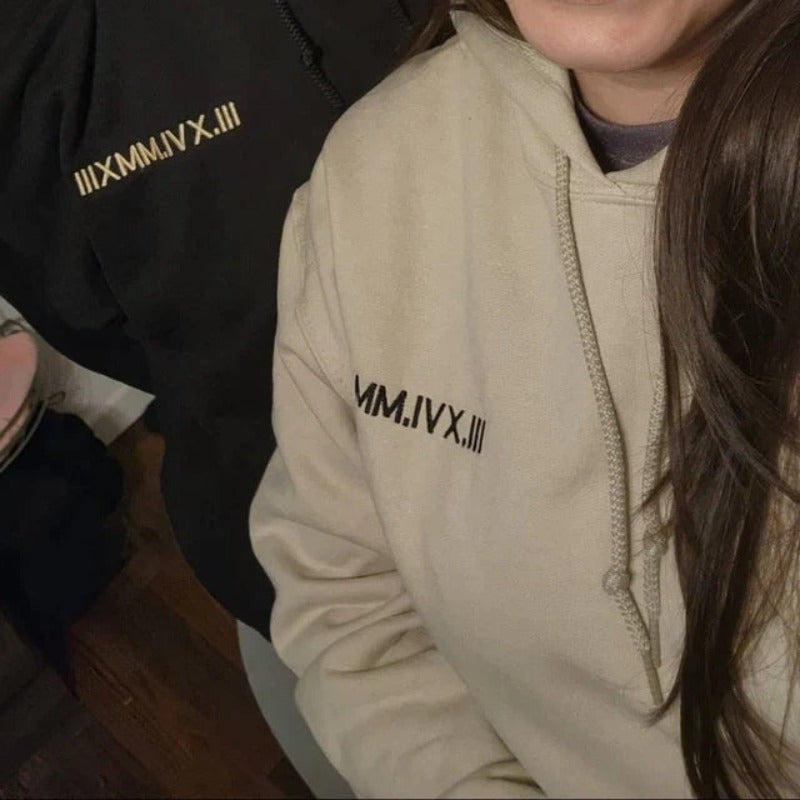 Sweatshirt mit Kapuze, benutzerdefinierter Stickerei mit römischen Ziffern und Datum und intimen Sprüchen auf den Ärmeln HCVD11B 