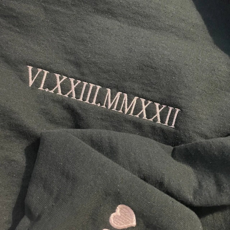 Sweatshirt mit Kapuze, benutzerdefinierter Stickerei mit römischen Ziffern und Datum und intimen Sprüchen auf den Ärmeln HCVD11B 