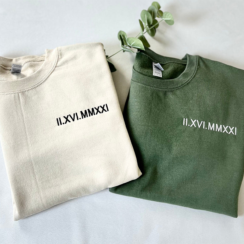 Sweatshirt mit Kapuze, benutzerdefinierter Stickerei mit römischen Ziffern und Datum und intimen Sprüchen auf den Ärmeln HCVD11B 