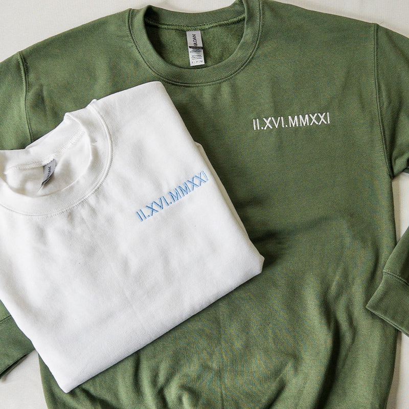 Sweatshirt mit Kapuze, benutzerdefinierter Stickerei mit römischen Ziffern und Datum und intimen Sprüchen auf den Ärmeln HCVD11B 