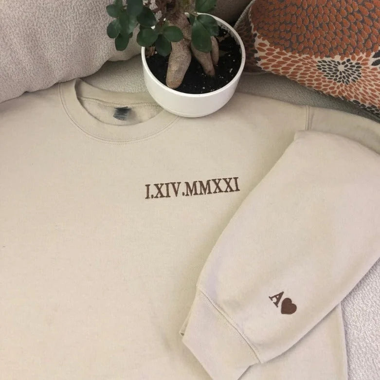Sweatshirt mit Kapuze, benutzerdefinierten römischen Ziffern und Datumsstickereien mit intimen Sprüchen auf den Ärmeln, HCVD02B 