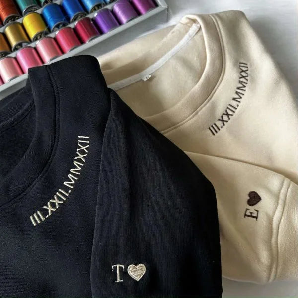 Sweatshirt mit Kapuze, benutzerdefinierten römischen Ziffern und Datumsstickereien mit intimen Sprüchen auf den Ärmeln, HCVD02B 