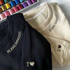 Sweatshirt mit Kapuze, benutzerdefinierten römischen Ziffern und Datumsstickereien mit intimen Sprüchen auf den Ärmeln, HCVD02B 