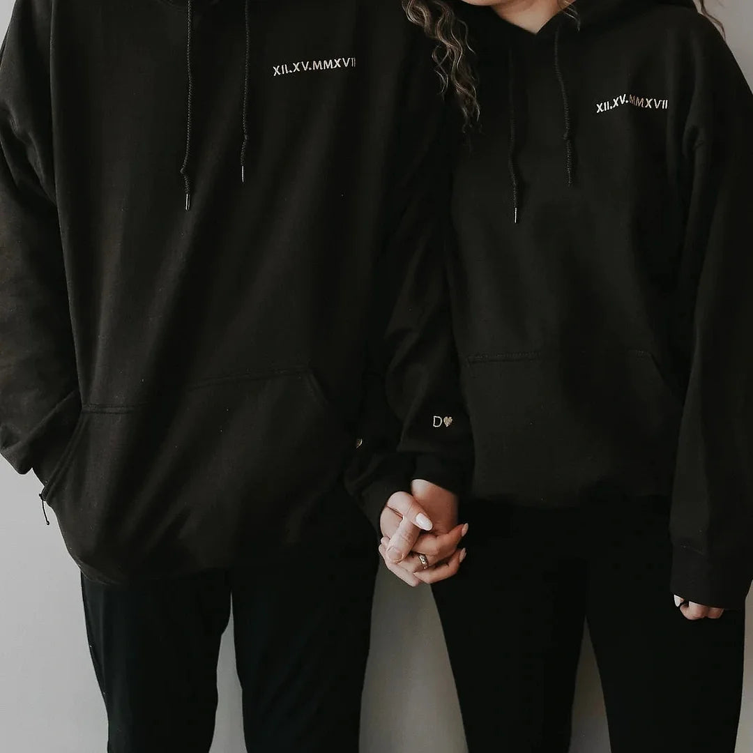 Sweatshirt mit Kapuze, benutzerdefinierten römischen Ziffern und Datumsstickereien mit intimen Sprüchen auf den Ärmeln, HCVD02B 