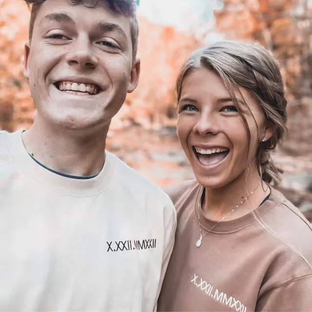 Sweatshirt mit Kapuze, benutzerdefinierten römischen Ziffern und Datumsstickereien mit intimen Sprüchen auf den Ärmeln, HCVD02B 