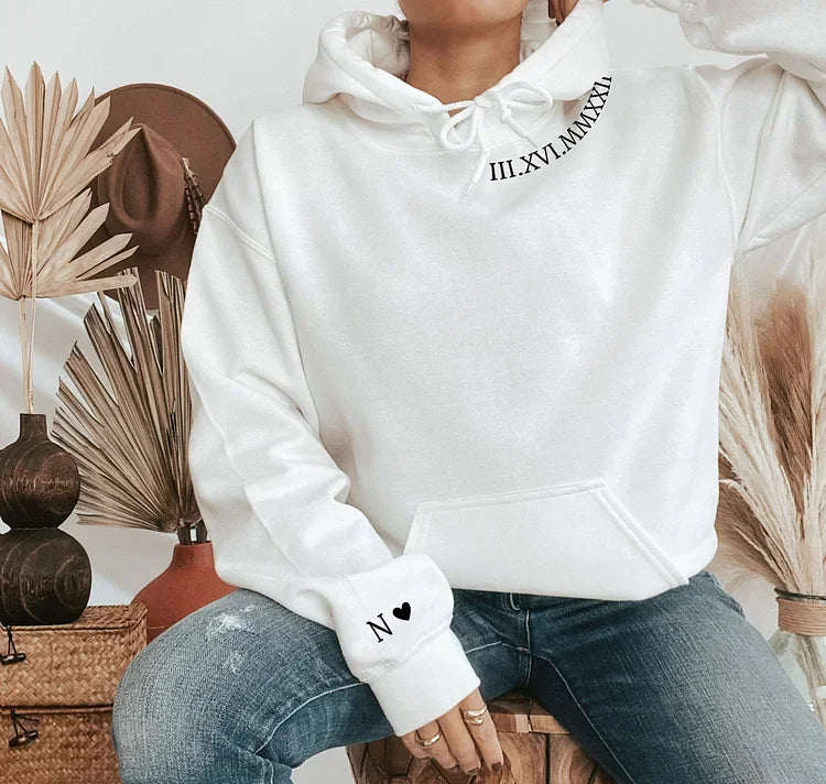 Sweatshirt mit Kapuze, benutzerdefinierten römischen Ziffern und Datumsstickereien mit intimen Sprüchen auf den Ärmeln, HCVD02B 