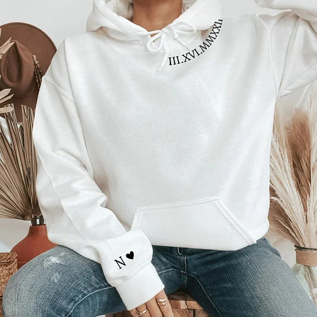 Sweatshirt mit Kapuze, benutzerdefinierten römischen Ziffern und Datumsstickereien mit intimen Sprüchen auf den Ärmeln, HCVD02C 