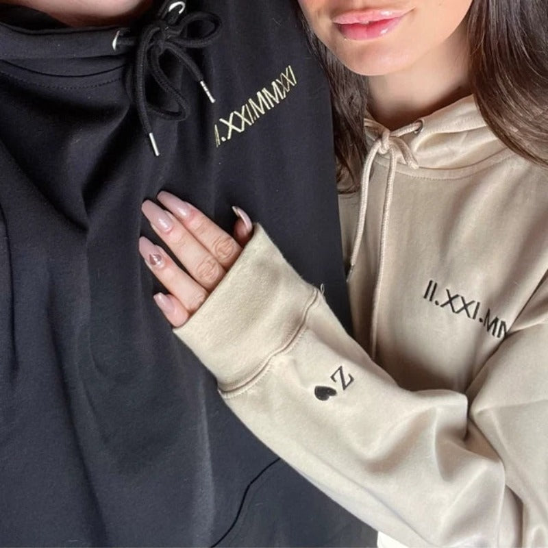 Sweatshirt mit Kapuze, benutzerdefinierter Stickerei mit römischen Ziffern und Datum und intimen Sprüchen auf den Ärmeln HCVD11B 
