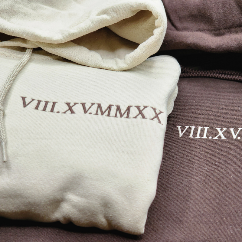 Sweatshirt mit Kapuze, benutzerdefinierter Stickerei mit römischen Ziffern und Datum und intimen Sprüchen auf den Ärmeln HCVD11B 